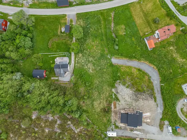 Romslige tomter på ca. 715 -722 kvm. Det er lagt vann/avløp og strøm til tomtegrense. Det er mulig å koble seg på fiber som ligger like ved.