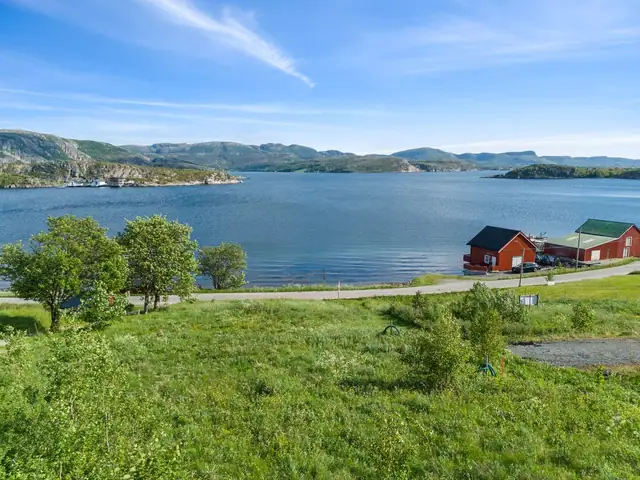 Fantastisk utsikt fra tomtene. Her har du også svært gode solforhold.