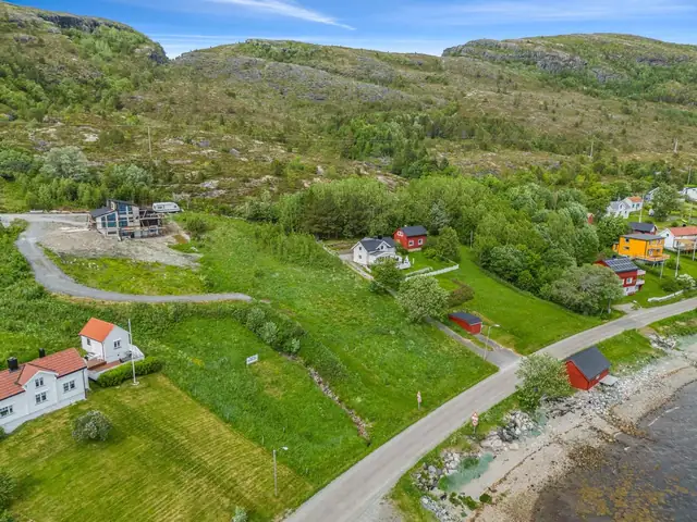 Tomtene ligger kun ca. 1 time og 15 min fra Rørvik ferjeleie.