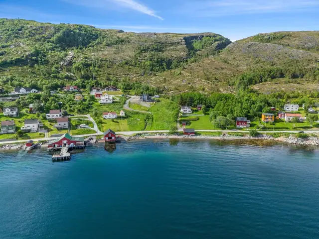 Her har man en fantastisk ferie - eller boplass i idylliske omgivelser. Tomtene er regulert til helårsboliger, men det er ikke boplikt så man kan fint sette opp sekundærbolig her.