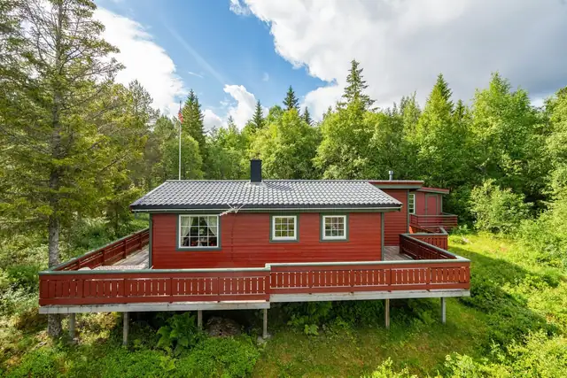 Stor terrasse som går rundt hytta