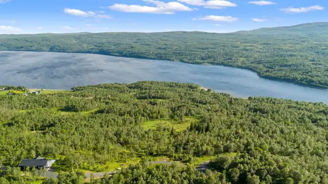 Hyttefeltet ligger meget fint til med fantastisk utsikt over Stuggusjøen og nærområdet.