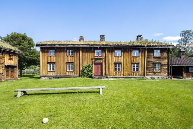 Historiske "gammeltunet hanshus" bestående av åtte tømmerbygninger - Fredet nasjonalt kulturminne — bilde 2