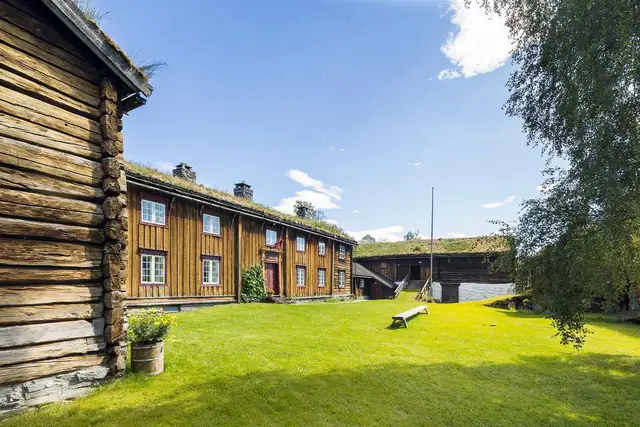 Historiske "gammeltunet hanshus" bestående av åtte tømmerbygninger - Fredet nasjonalt kulturminne — bilde 4