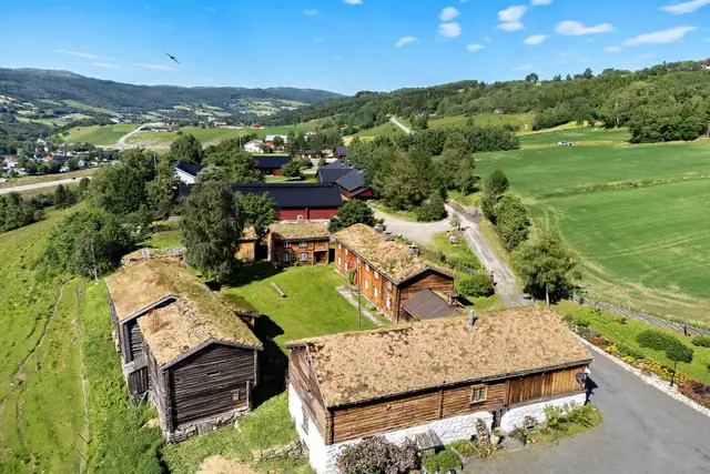 Hovedbygningen, Fjøset, Låven, Stabburet, Årestuen, Onnbua og Eldhuset.