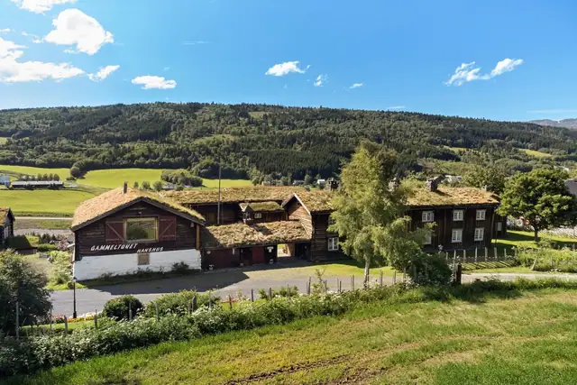 Eiendommen ligger fint til på et høydedrag og nyter en fantastisk utsikt