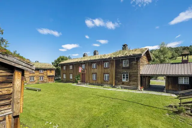 Idyllisk og sjarmerende tun med mye historie