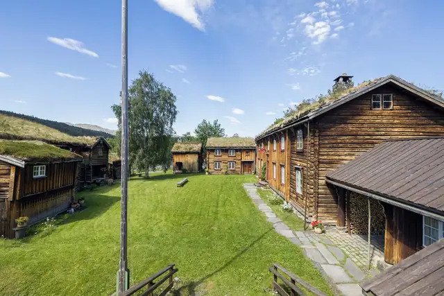 Historiske "gammeltunet hanshus" bestående av åtte tømmerbygninger - Fredet nasjonalt kulturminne — bilde 9