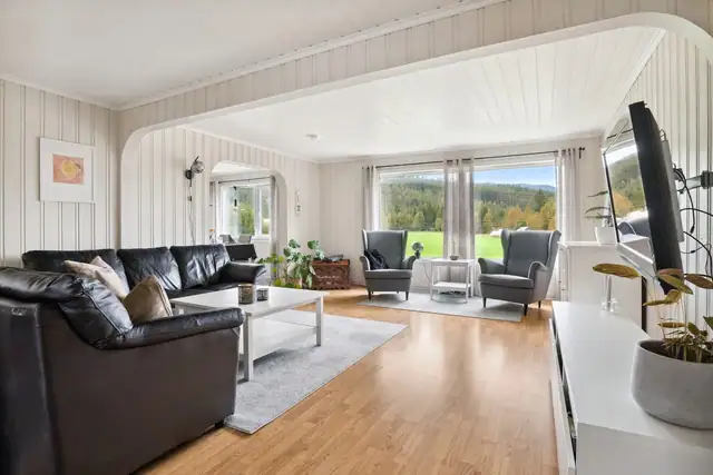 God plass til flere sittegrupper på stua.