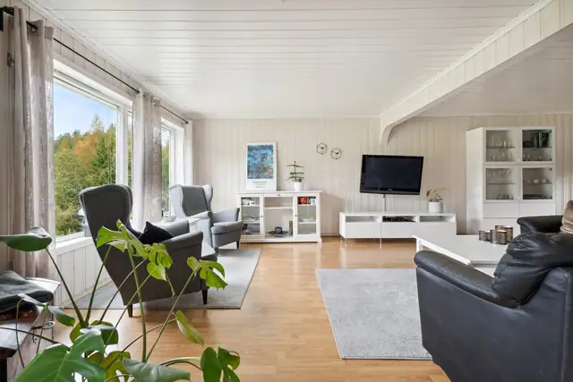 Store vindusflater sørger for rikelig med naturlig lysinnslipp.