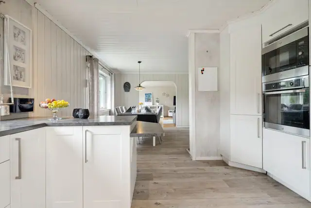 Kjøkkenet har integrerte hvitevarer som medfølger i salget.