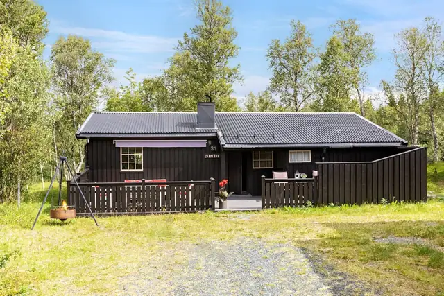 Hytta er på 60 kvm BRA og rommer stue, kjøkken, baderom, 3 soverom, innvendig og utvendig bod.