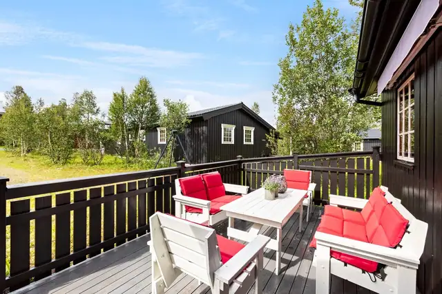 Solrik terrasse på 29 kvm på fremsiden av hytta.
