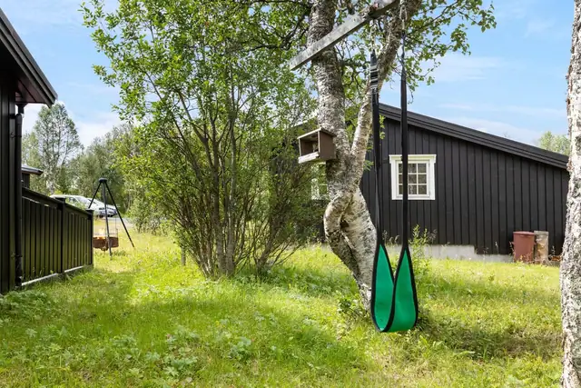 Vegger mot sør og vest er malt 2024.