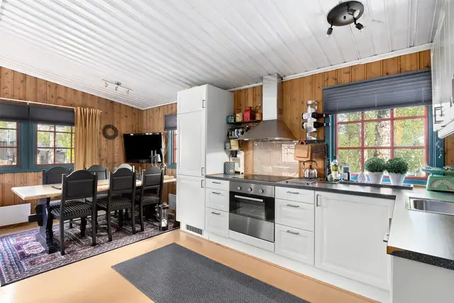 Det er integrert kjøl/fryseskap, platetopp, stekovn og oppvaskmaskin.