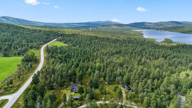 Solrik og sjarmerende hytte nær fiskevann og fjell. Innlagt strøm og vann. Bilvei frem. Flott beliggenhet! — bilde 5