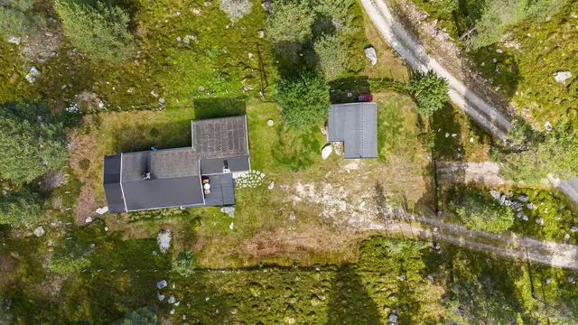 Solrik og sjarmerende hytte nær fiskevann og fjell. Innlagt strøm og vann. Bilvei frem. Flott beliggenhet! — bilde 6