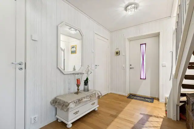 Romslig og hyggelig entré på gode 11,5 kvadratmeter.