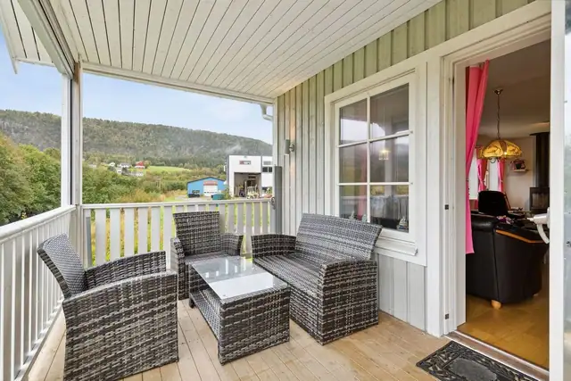 Fra stuen har man direkte utgang til en terrasse på hele 46 kvadratmeter. Det er etablert markise over terrassen som sørger for god solavskjerming.
