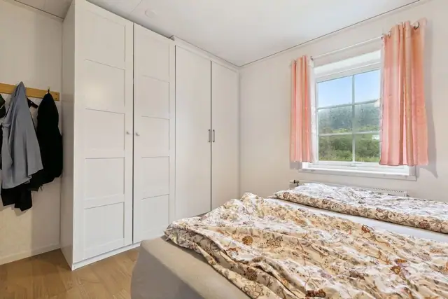 Lyst og fint soverom med gode muligheter for garderobeløsninger.
