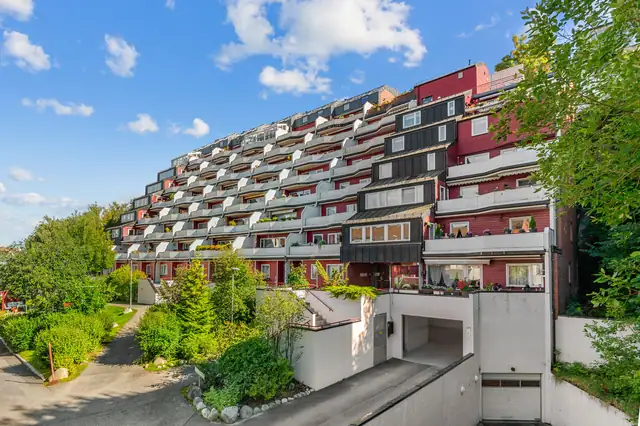 Terrassebygget har fin plassering i rolig del av Møllenberg, felles takterrasse, og utgang fra heis mot Weidemanns vei hvor du bl.a. finner Bunnpris-butikk.