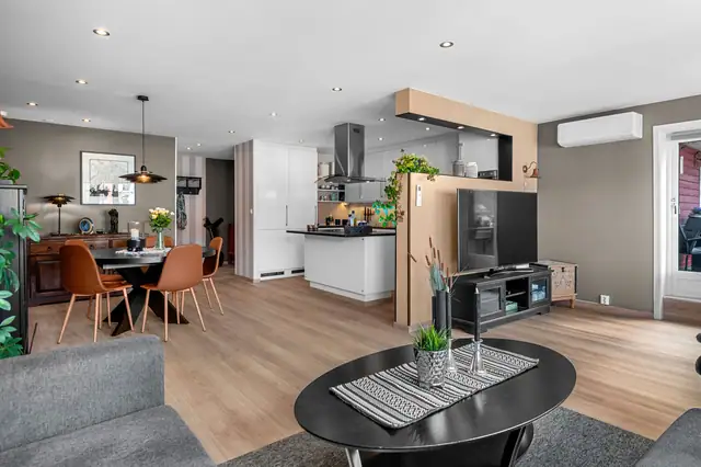 Stue/kjøkken utgjør totalt hele 42m2, slik at du her har god plass til flere sittegrupper.