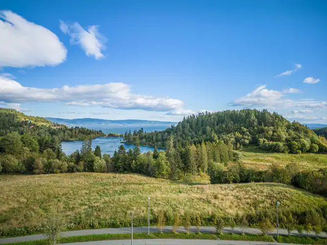 Her ligger du helt i markagrensa med nydelig utsikt over Theisendammen og Trondheimsfjorden.