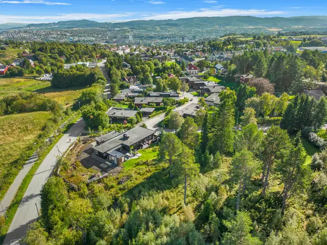 Naturskjønne omgivelser, men likevel kort vei til alt av servicefunksjoner.