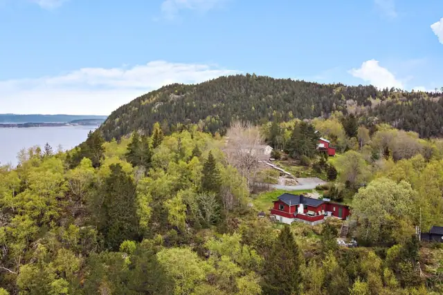 Eiendommen ligger landlig til med kun 15 minutters kjøring fra Stjørdal sentrum og 40 minutter fra Trondheim.