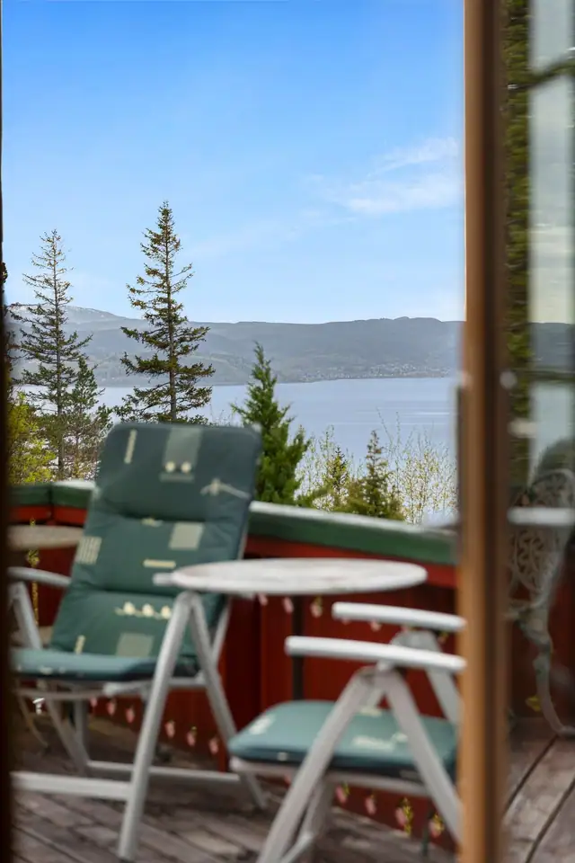Flott utsyn fra stue og veranda - Usjenert beliggenhet.
