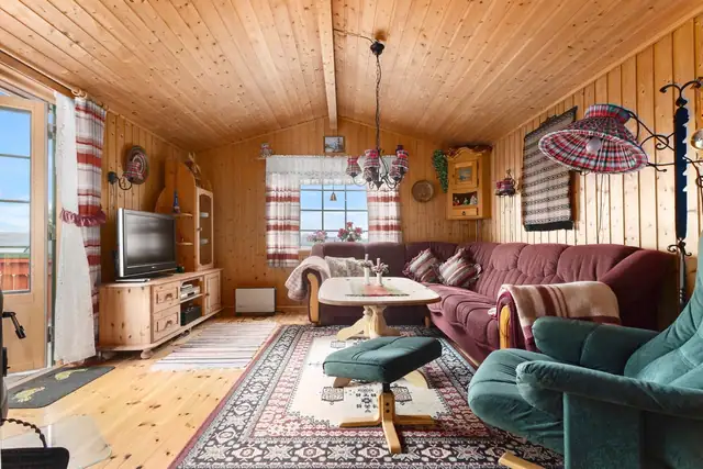 Stue med utgang til en solfylt veranda.