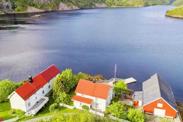 Eiendommen består av blant annet privat brygge og sjarmerende båthus.