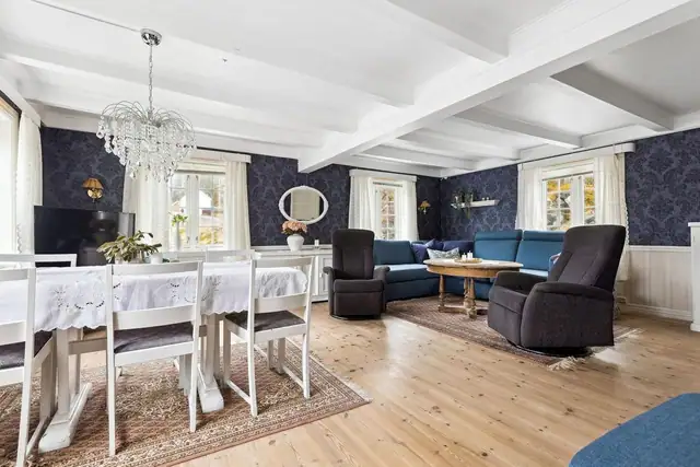 Lys og romslig stue på 29 kvadratmeter, med god plass til flere soner og fleksible møbleringsmuligheter.