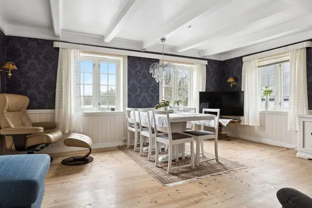 Hovedetasjen inneholder entre, stue, kjøkken, bad og vaskerom.