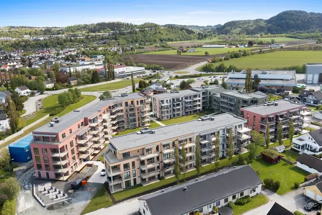 Innflyttingsklar 3-roms hjørneleilghet - 3. etasje med sørvestvendt balkong - Parkering, heis & fjernvarme — bilde 11