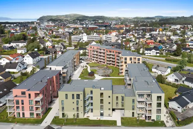 Innflyttingsklar 3-roms hjørneleilghet - 3. etasje med sørvestvendt balkong - Parkering, heis & fjernvarme — bilde 12