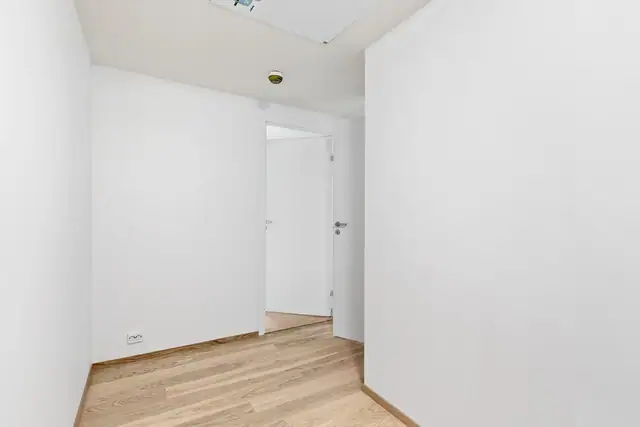 Romslig gang med god plass til garderobeskap