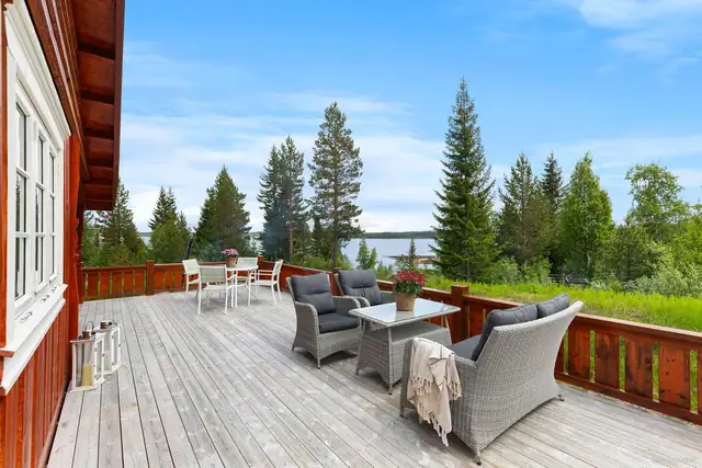 Stor og solrik terrasse med flott utsikt mot Sørungen.