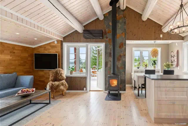 Stua er utstyrt med både varmepumpe og vedfyring.