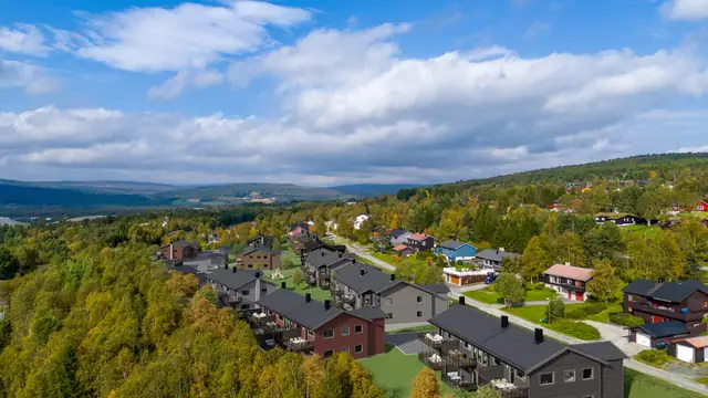 Carport eller plass i p-kjeller med lademulighet følger selvsagt alle leilighetene. Alle får også egen utvendig sportsbod på 5 kvm. Bilde av illustrativ karakter og endringer kan f