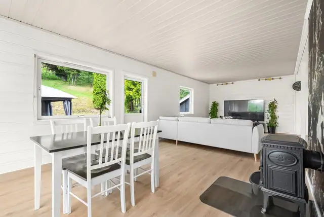 Sun, views & space! Attractive, upgraded detached house with garage in family-friendly Varmbo. Extra plot! — image 11