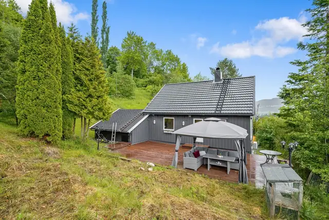 Sun, views & space! Attractive, upgraded detached house with garage in family-friendly Varmbo. Extra plot! — image 3