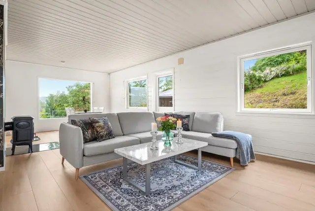 Sun, views & space! Attractive, upgraded detached house with garage in family-friendly Varmbo. Extra plot! — image 4