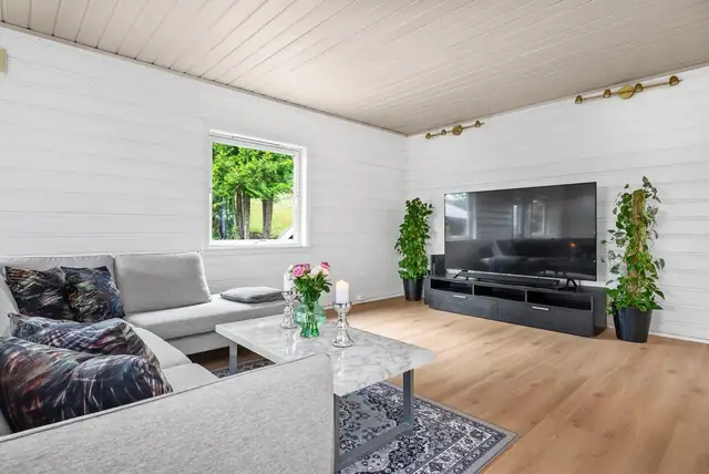 Sun, views & space! Attractive, upgraded detached house with garage in family-friendly Varmbo. Extra plot! — image 6