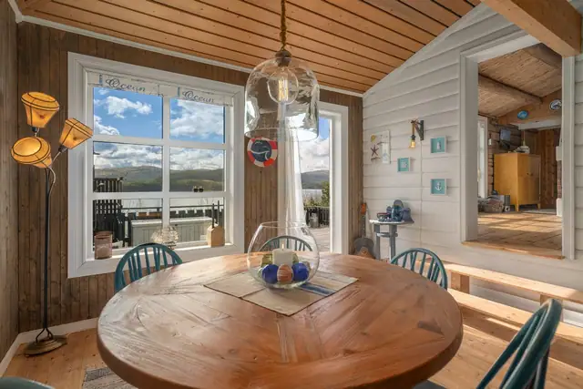 Fra spisestuen er det utgang til en stor terrasse