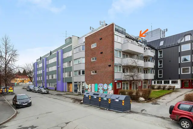 Leiligheten ligger i toppetasje og har heis i bygget.
