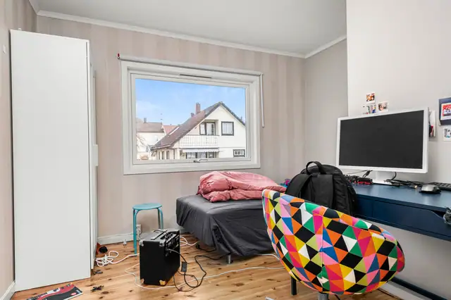 Innholdsrik & oppgradert - Hel tomannsbolig på 357m2 BRA-i med 15 soverom - tomt på 1.022m2 - dobbelgarasje! — bilde 11