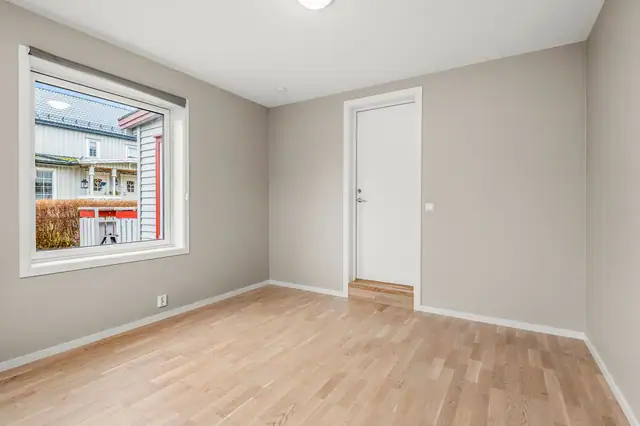 Innholdsrik & oppgradert - Hel tomannsbolig på 357m2 BRA-i med 15 soverom - tomt på 1.022m2 - dobbelgarasje! — bilde 9