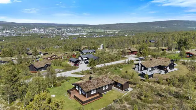 Stor og pen hytte ca 3 km fra sentrum. Innholdsrik med bl.a 3 sov og bad med vaskerom. Tomt på over 2 mål. — bilde 1