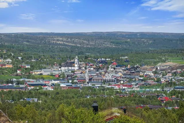 Stor og pen hytte ca 3 km fra sentrum. Innholdsrik med bl.a 3 sov og bad med vaskerom. Tomt på over 2 mål. — bilde 2